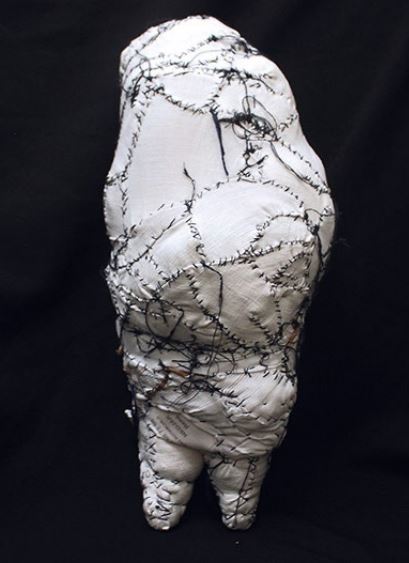 Michel Nedjar, sans titre (poupée coudrée), 2016, coudrage de tissus et fils, 31.5 x 14 x 12 cm - Exposition in abstracto Christian Barst art Brut