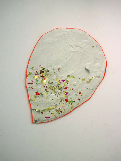 Sabine Leclercq, Canon! (Hot!), 2017. Plâtre, confettis, peinture. 86x66x5cm
