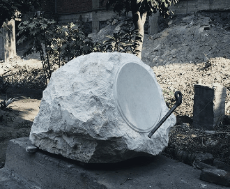 Vincent Voillat, Antenne satellite de pierre,No.1, le Caire, 2015 Pierre sculptée, système de réception d’antenne parabolique, 70 X 70 X 100 cm