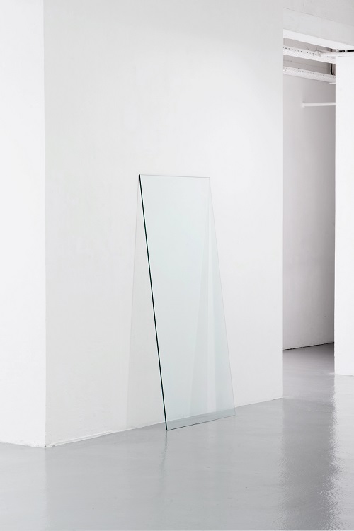 Estèla Alliaud, L'écho, verre sablé selon le dessin de sa propre ombre portée, 160x80cm. photo Benjamin Mouly 