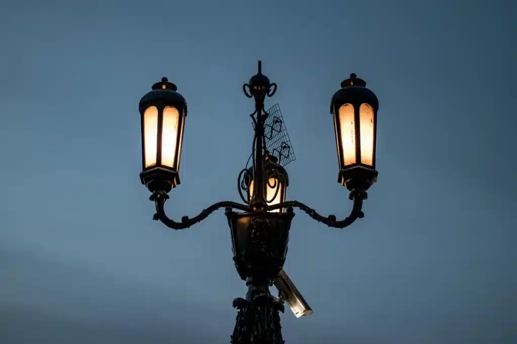 Jardin illuminé en soirée avec plusieurs types d'éclairages extérieurs créant une ambiance chaleureuse