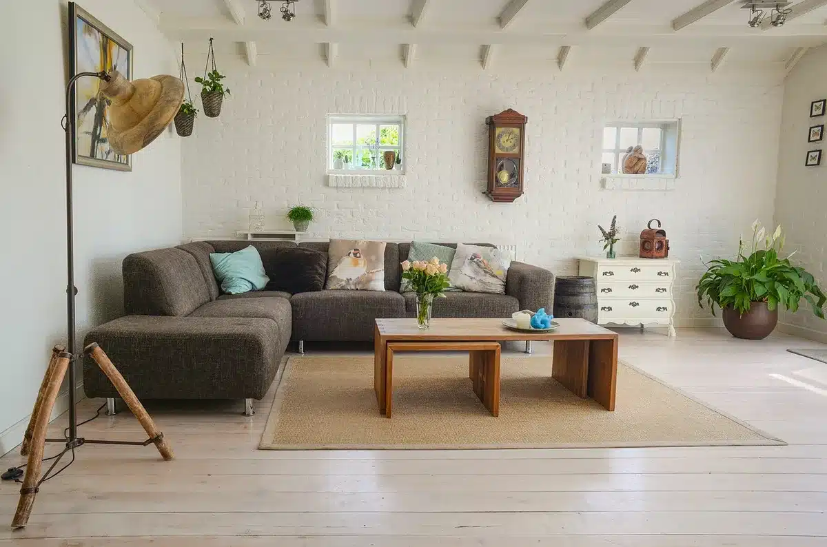 Revêtement de sol et mur intérieur en terre cuite, montrant les teintes chaudes et la finition naturelle