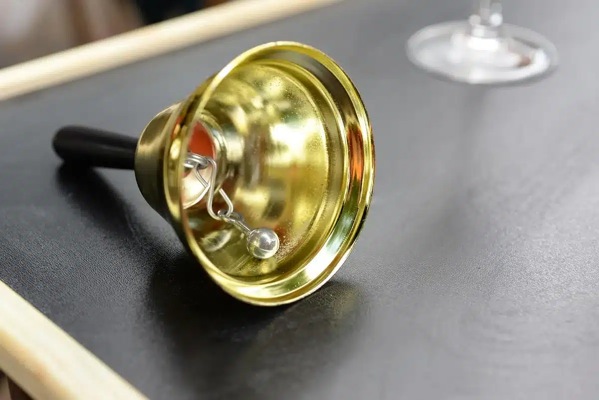 Échantillons de bronze montrant différentes teintes d'alliage cuivre-étain