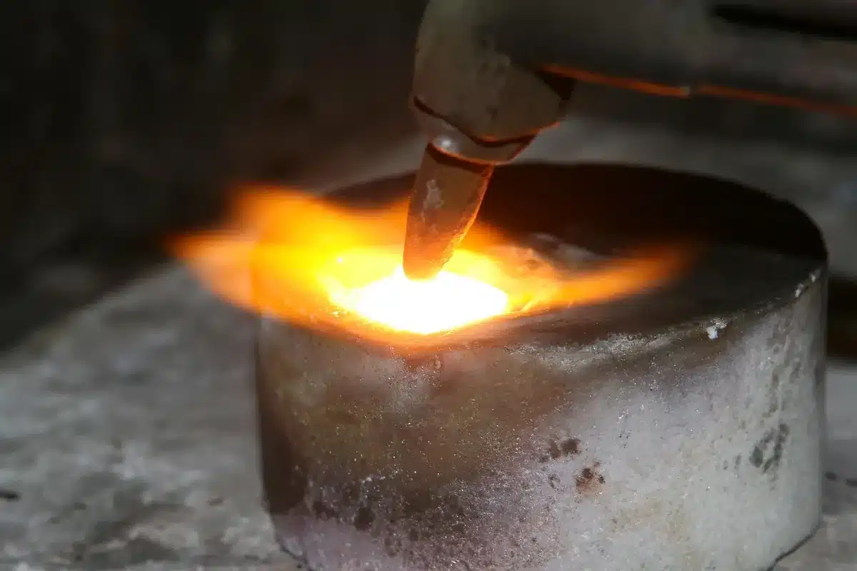 Outils d'atelier pour brasage et ciselure du métal sur une table bien éclairée