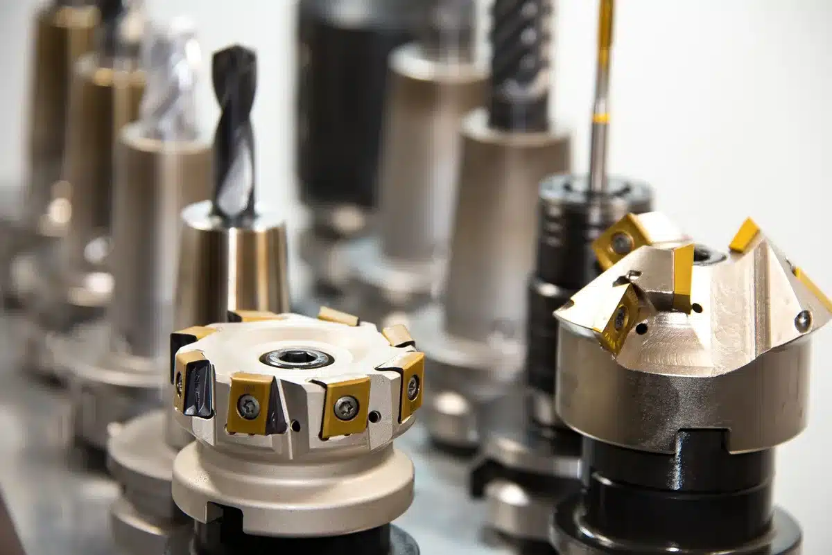 Outils d'atelier et métal malléable en cours de formage