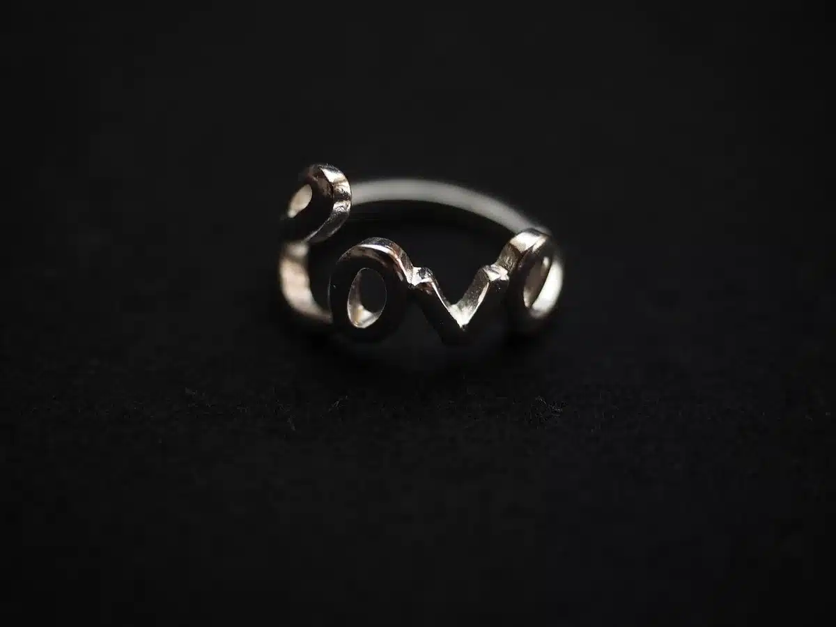 Atelier lumineux montrant la soudure d'une petite pièce en argent