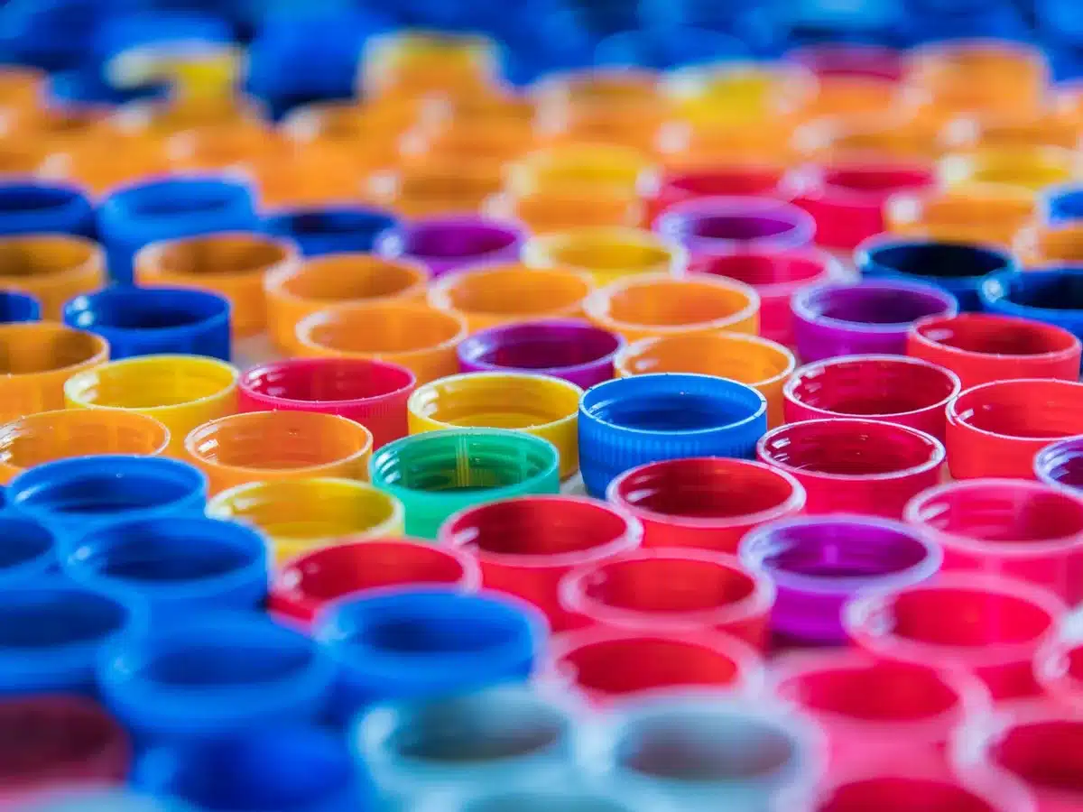 Personne triant des plastiques pour identifier le polypropylène