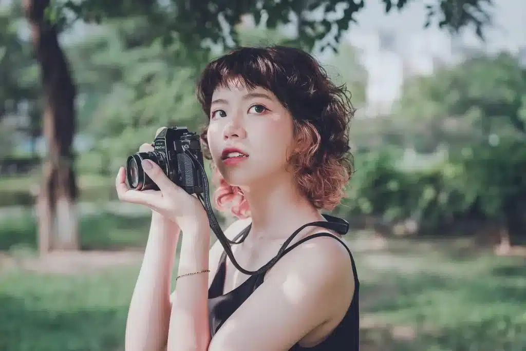 Atelier lumineux avec truelle, taloche et pot d'enduit, mains préparant du mélange