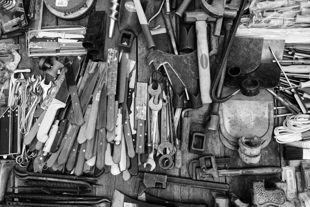 Feuille d'aluminium sur un établi avec outils, lumière du jour