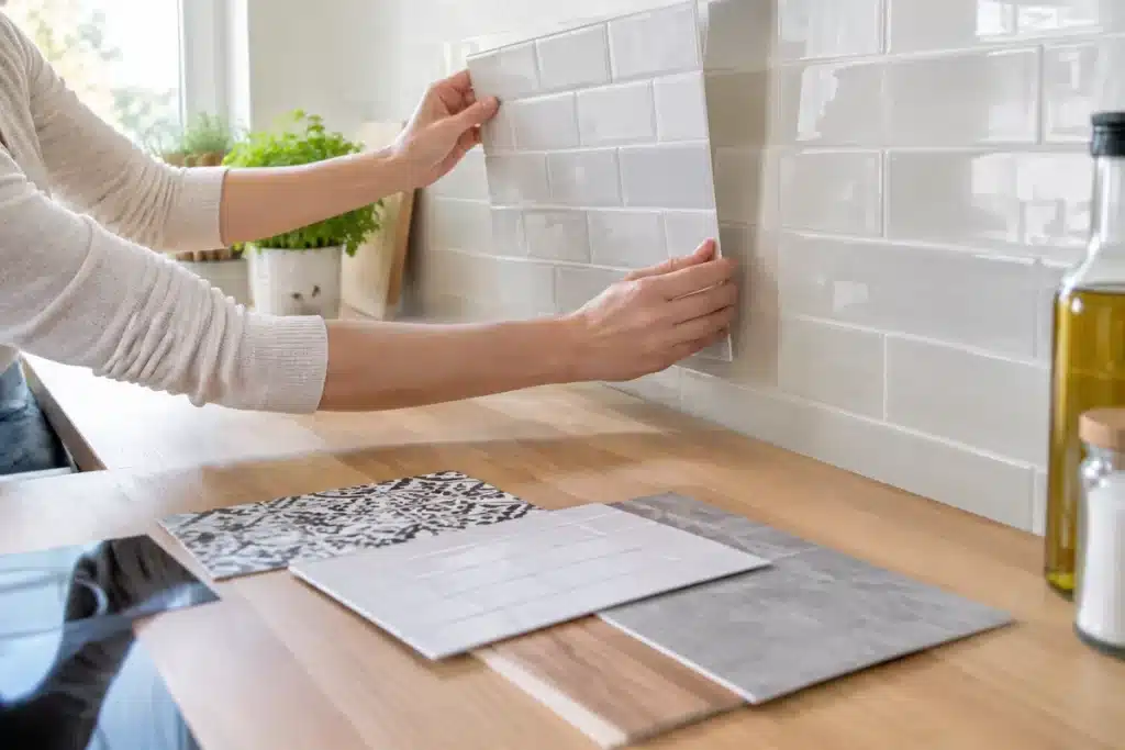 Carrelage adhésif cuisine : 6 avant-après bluffants pour relooker à petit prix