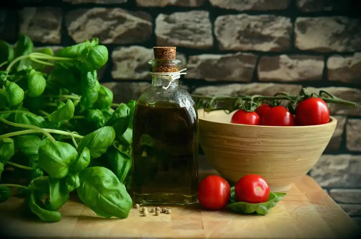 Cuisine rustique contemporaine mêlant façades en bois et éléments métalliques