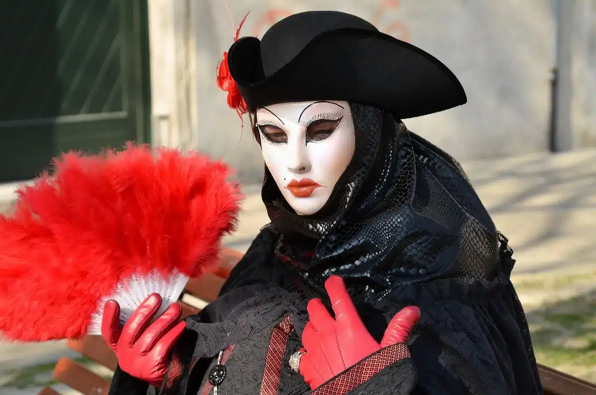 Gants et masque de protection pour manipuler des surfaces contaminées au plomb