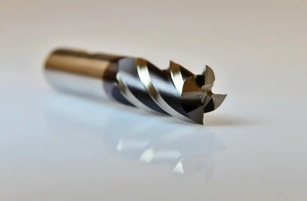 Établi d'atelier en plein jour avec pièces en fonte et outils