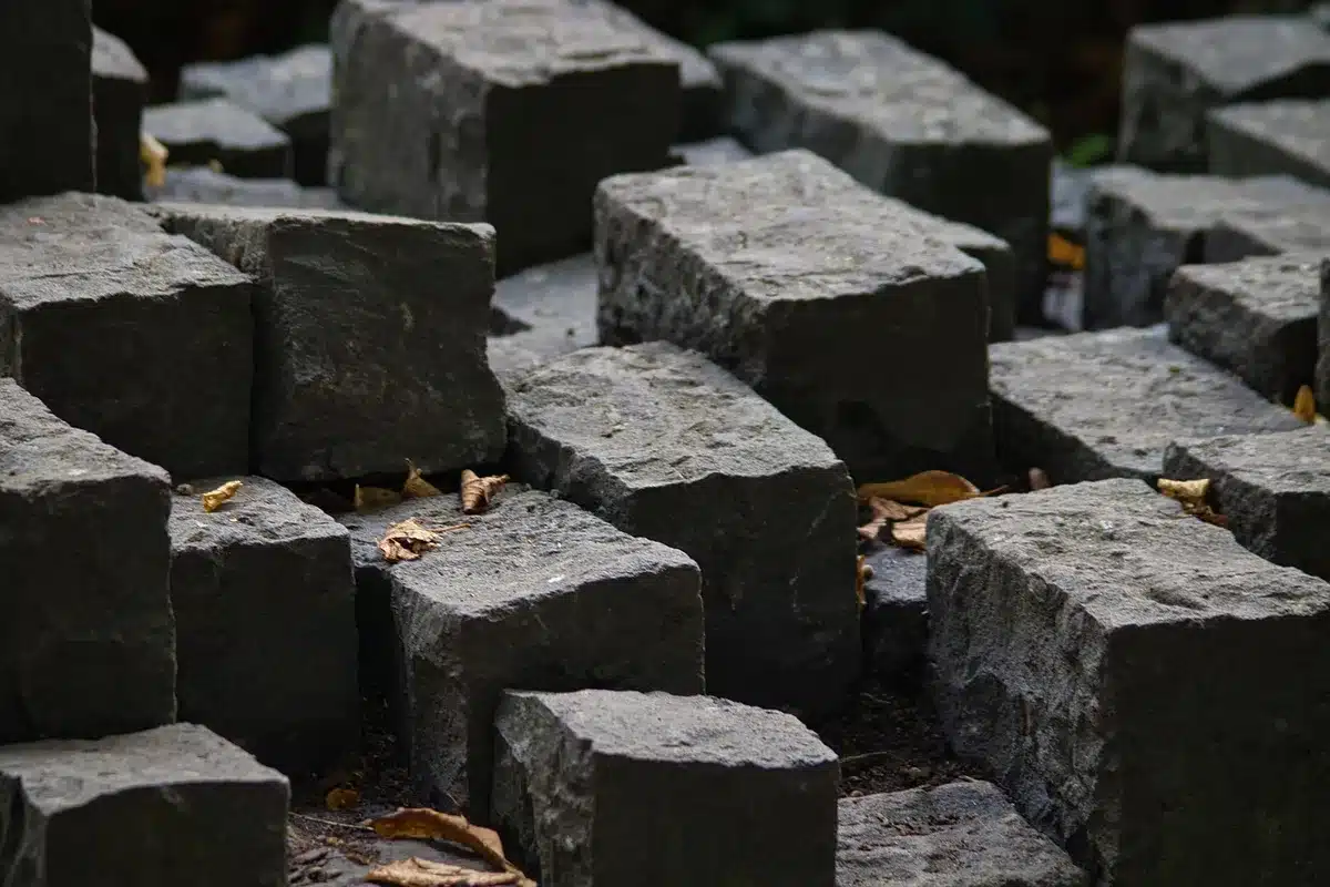 Carrière d'ardoise et pile de plaques en cours d'extraction