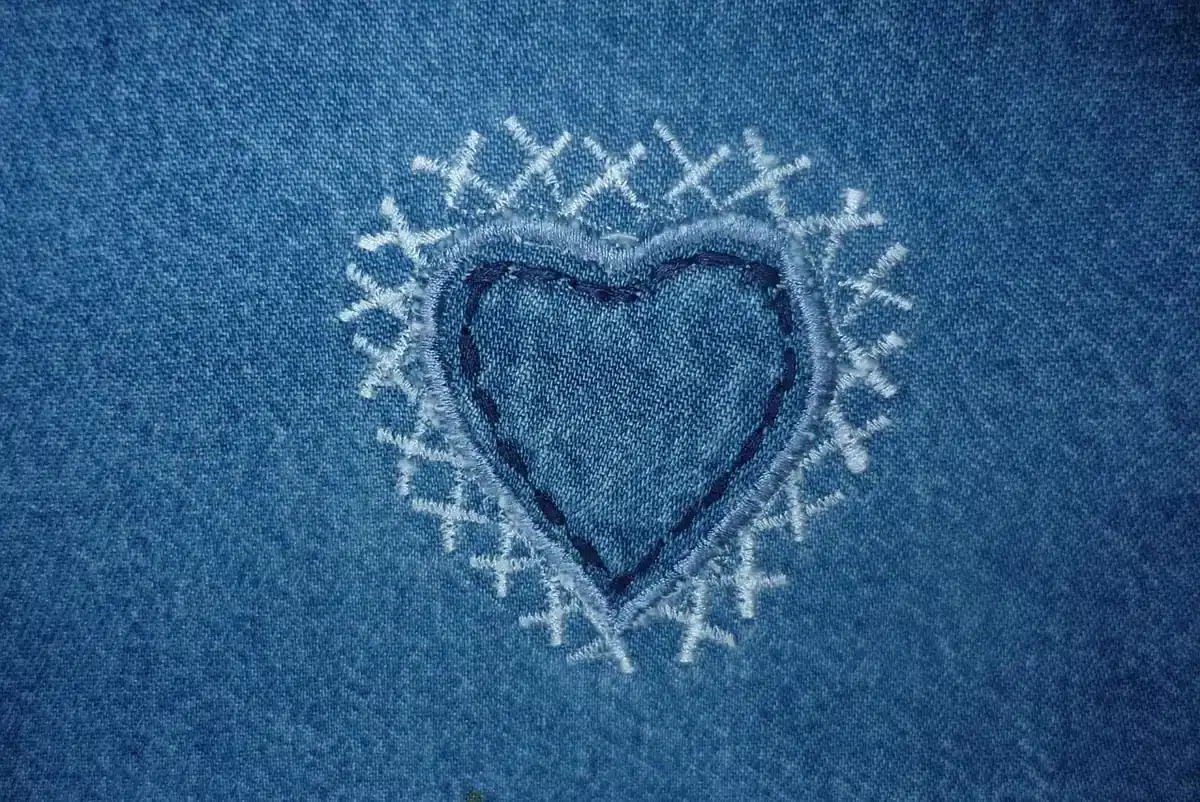Gros plan sur fibres d'isolant à base de coton montrant la structure fibreuse