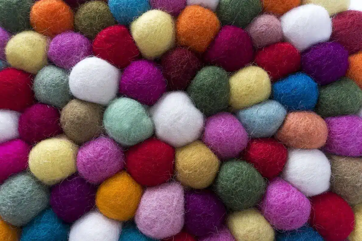 Gros plan sur fibres d'isolant montrant la texture fibrée
