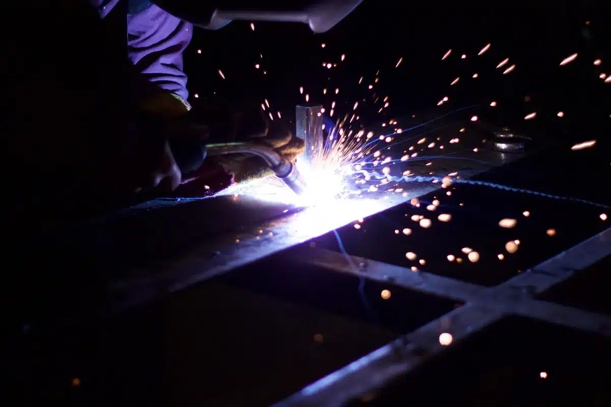Atelier montrant cintrage de tôle métallique avec outils