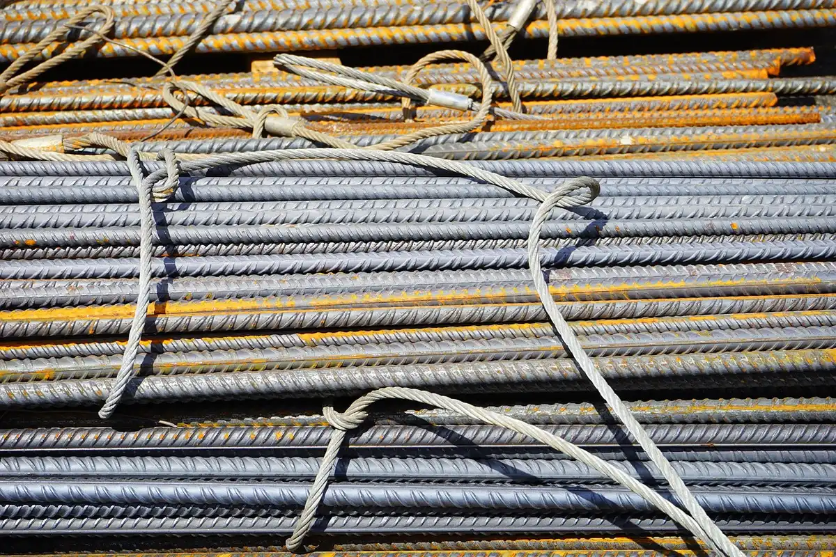 Bottes de paille empilées sur un chantier de construction en plein jour