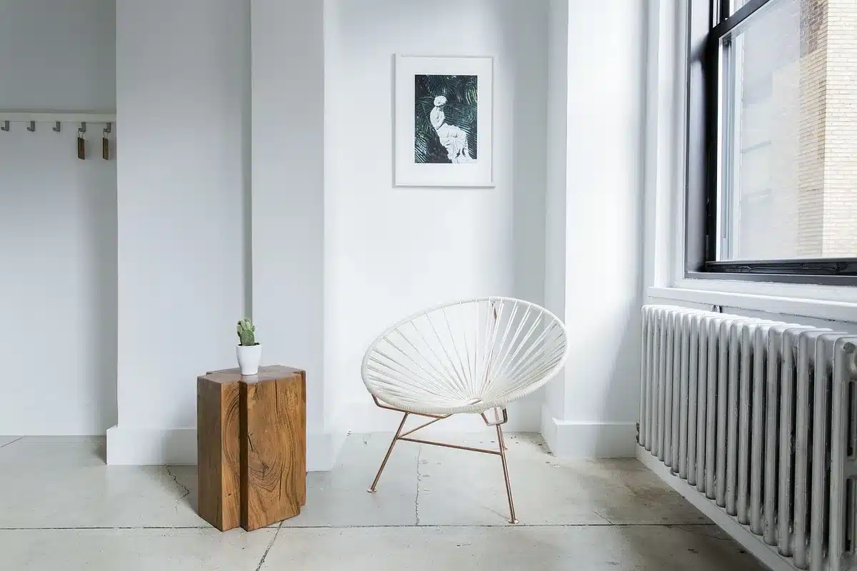 Mur intérieur isolé avec paille visible derrière une cloison en journée