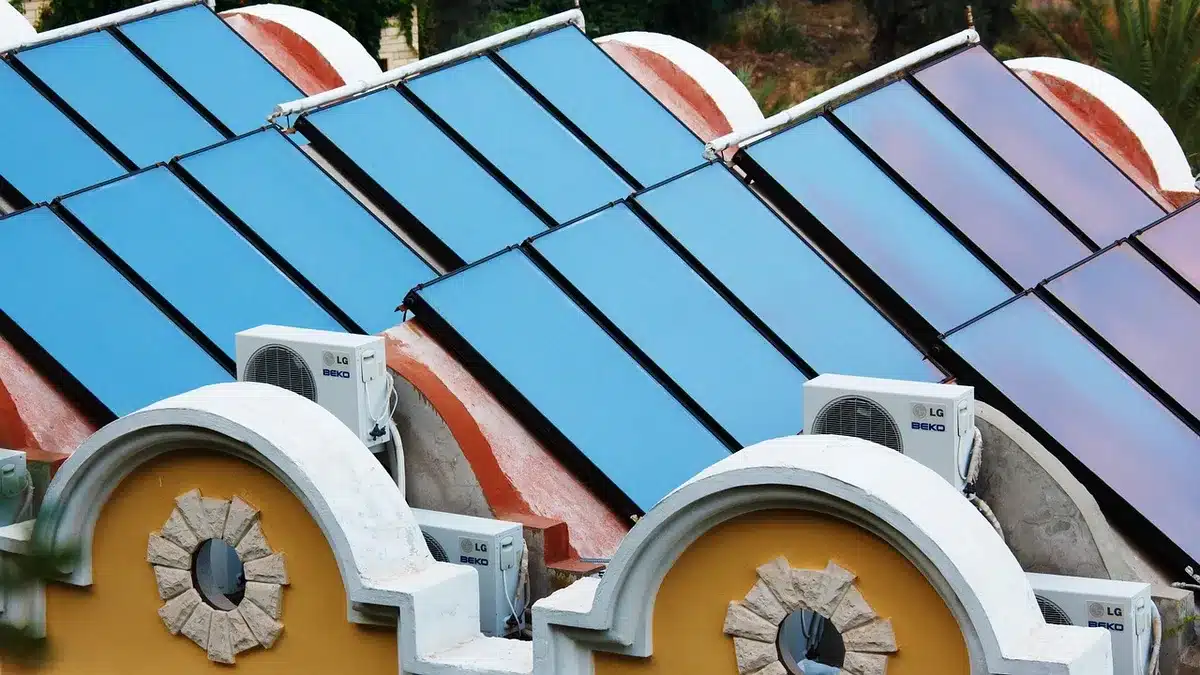 Panneaux chauffants intégrés sous un faux-plafond en cours d'installation