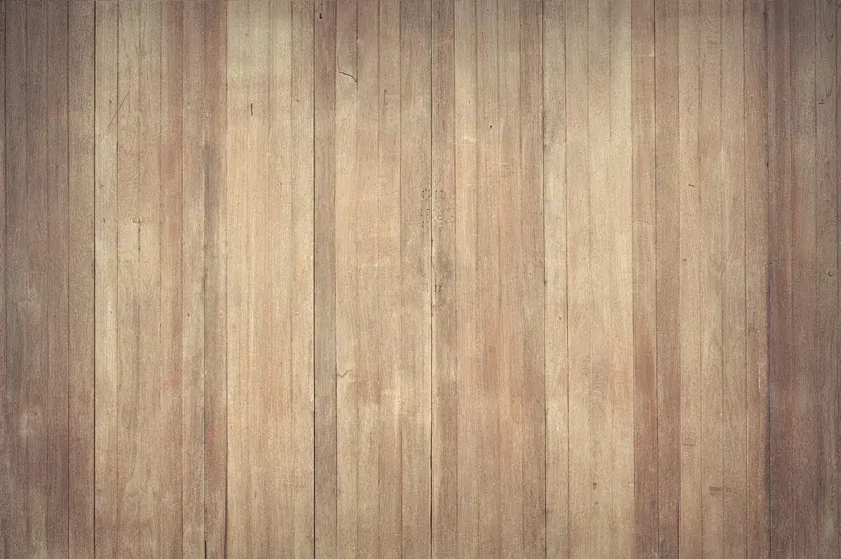 Pose de panneaux isolants rigides sous-plancher lors d'un chantier intérieur en journée