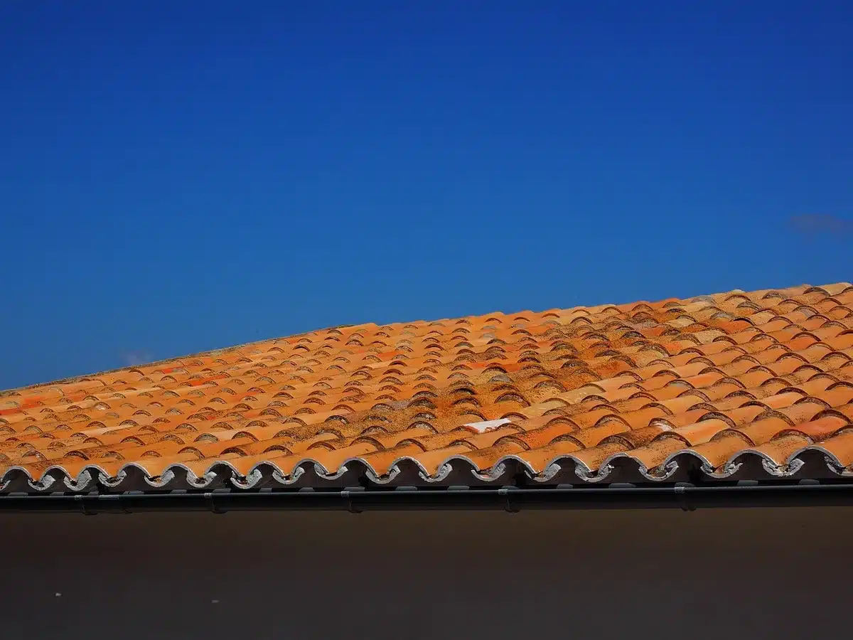 Toiture en tuiles terre cuite sur une maison en plein jour